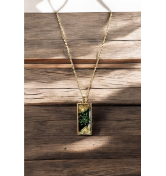 Pendentif en résine noire et dorée , fleur séchée naturelle verte .