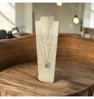 Pendentif en Résine Cristal – Fond Blanc, Fleurs Mauves , Paillettes Argentées , médaillon rectangle.