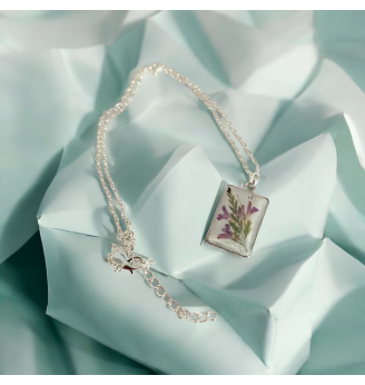 Pendentif en Résine Cristal – Fond Blanc, Fleurs Mauves , Paillettes Argentées , médaillon rectangle.