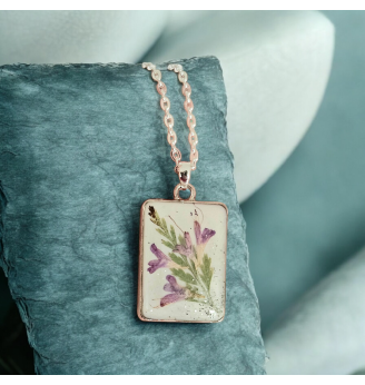 Pendentif en Résine Cristal – Fond Blanc, Fleurs Mauves , Paillettes Argentées , médaillon rectangle.