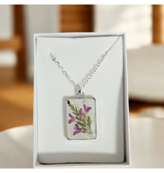 Pendentif en Résine Cristal – Fond Blanc, Fleurs Mauves , Paillettes Argentées , médaillon rectangle.