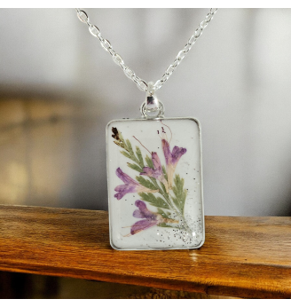 Pendentif en Résine Cristal – Fond Blanc, Fleurs Mauves , Paillettes Argentées , médaillon rectangle.