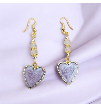 Boucles d’oreilles cœur doré en résine parme et Quartz rose – Élégance et douceur