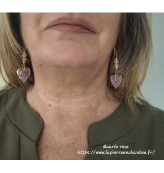 Boucles d’oreilles cœur doré en résine parme et Quartz rose – Élégance et douceur