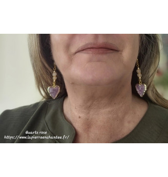Boucles d’oreilles cœur doré en résine parme et Quartz rose – Élégance et douceur