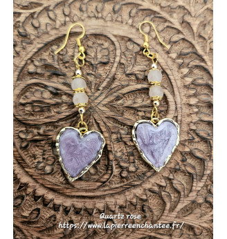 Boucles d’oreilles cœur doré en résine parme et Quartz rose – Élégance et douceur