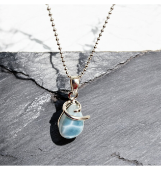 Pendentif en Larimar Sertissage Argent à Volute , élégance Bleu Lagon