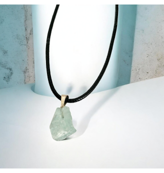 Pendentif en Aigue-Marine brute – Douceur et sérénité