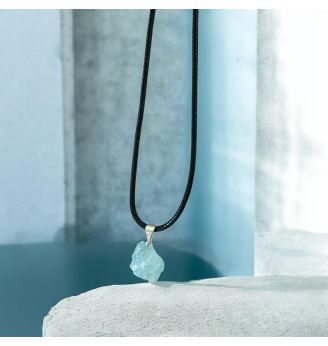 Pendentif en Aigue-Marine brute – Douceur et sérénité