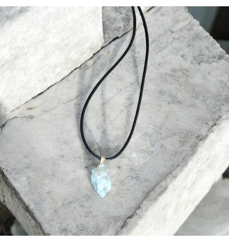 Pendentif en Aigue-Marine brute  – Calme et équilibre .