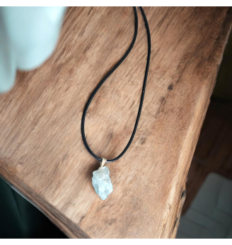 Pendentif en Aigue-Marine brute  – Calme et équilibre .