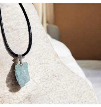Pendentif en Aigue-Marine brute  – Calme et équilibre .