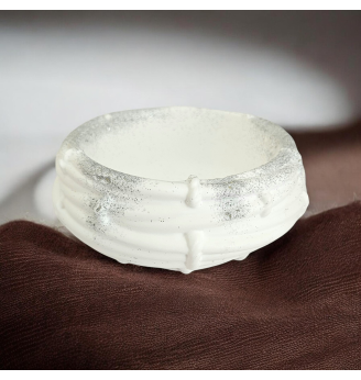 Coupelle à bijoux forme nid – résine blanche pailletée .