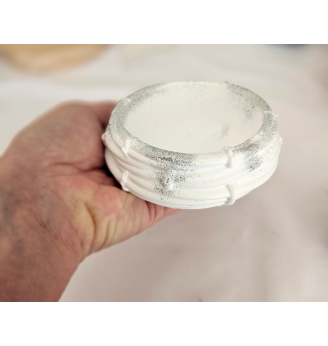 Coupelle à bijoux forme nid – résine blanche pailletée .