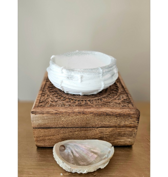 Coupelle à bijoux forme nid – résine blanche pailletée .