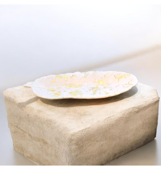 Coupelle à bijoux ,feuille en résine beige rosé et dorée , élégant et poétique.
