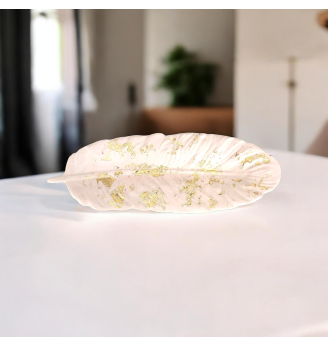 Coupelle à bijoux ,feuille en résine beige rosé et dorée , élégant et poétique.