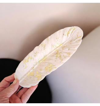 Coupelle à bijoux ,feuille en résine beige rosé et dorée , élégant et poétique.