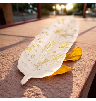 Coupelle à bijoux ,feuille en résine beige rosé et dorée , élégant et poétique.