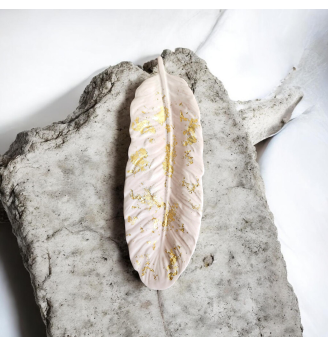 Coupelle à bijoux ,feuille en résine beige rosé et dorée , élégant et poétique.