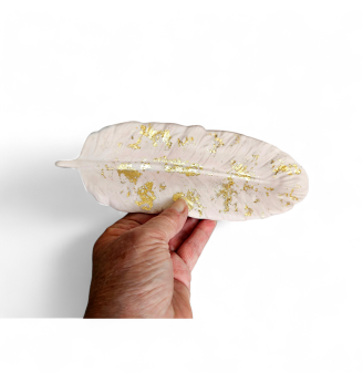 Coupelle à bijoux ,feuille en résine beige rosé et dorée , élégant et poétique.