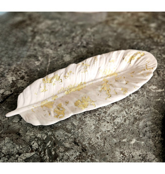 Coupelle à bijoux ,feuille en résine beige rosé et dorée , élégant et poétique.