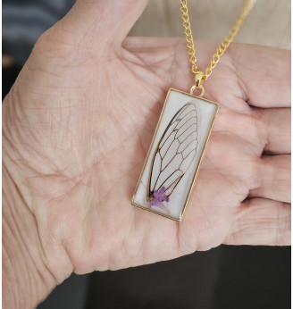 Pendentif en résine cristal, Aile de Cigale Véritable  , Fleur Naturelle Mauve .