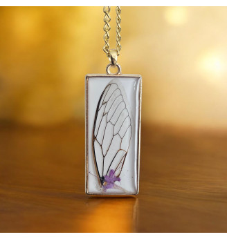 Pendentif en résine cristal, Aile de Cigale Véritable  , Fleur Naturelle Mauve .