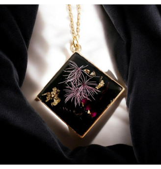 Pendentif en Résine Cristal , carré – Fleurs Séchées Roses et Feuilles Dorées .