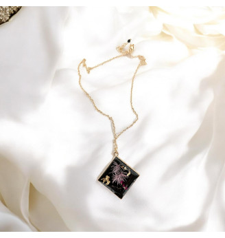Pendentif en Résine Cristal , carré – Fleurs Séchées Roses et Feuilles Dorées .