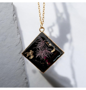 Pendentif en Résine Cristal , carré – Fleurs Séchées Roses et Feuilles Dorées .