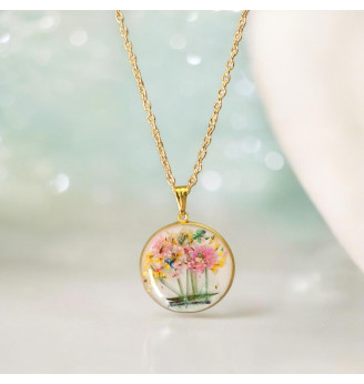 Pendentif en résine et fleurs multicolores , douceur champêtre .
