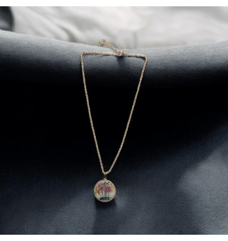 Pendentif en résine et fleurs multicolores , douceur champêtre .