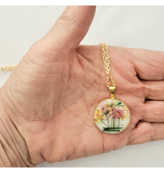 Pendentif en résine et fleurs multicolores , douceur champêtre .