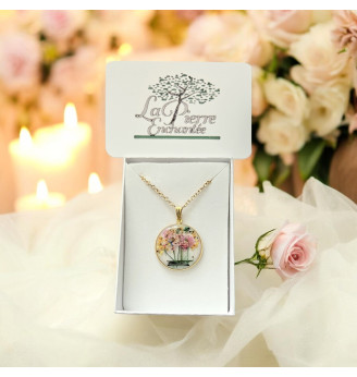 Pendentif en résine et fleurs multicolores , douceur champêtre .