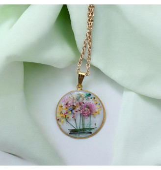 Pendentif en résine et fleurs multicolores , douceur champêtre .
