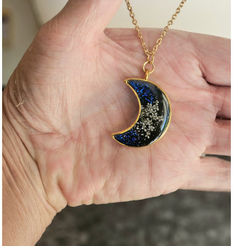 Pendentif  en résine cristal , lune bleu nuit, paillettes et fleur séchée – Chaîne dorée incluse