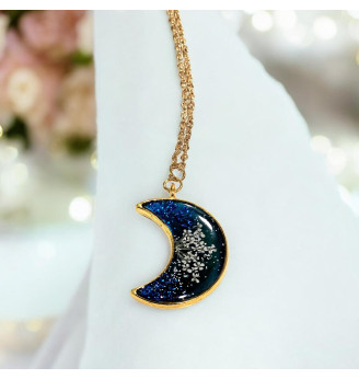 Pendentif  en résine cristal , lune bleu nuit, paillettes et fleur séchée – Chaîne dorée incluse