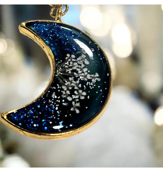 Pendentif  en résine cristal , lune bleu nuit, paillettes et fleur séchée – Chaîne dorée incluse