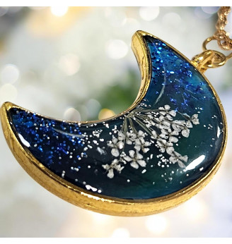 Pendentif  en résine cristal , lune bleu nuit, paillettes et fleur séchée – Chaîne dorée incluse