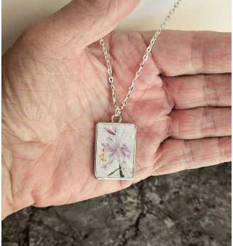 Pendentif  en résine cristal rectangulaire et fleurs séchées – Chaîne argentée incluse