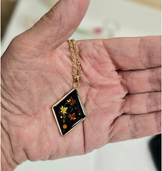 Pendentif  en résine noir glitter et feuilles d’automne orange et dorées