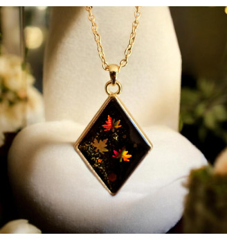 Pendentif  en résine noir glitter et feuilles d’automne orange et dorées