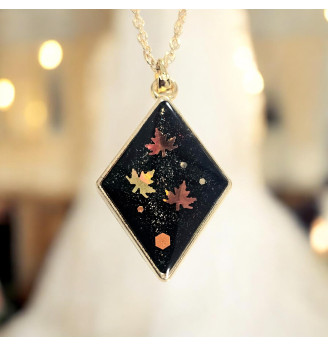 Pendentif  en résine noir glitter et feuilles d’automne orange et dorées