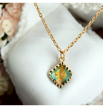 Pendentif  en résine pailletée turquoise et feu – Médaillon carré .