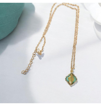 Pendentif  en résine pailletée turquoise et feu – Médaillon carré .