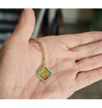 Pendentif  en résine pailletée turquoise et feu – Médaillon carré .