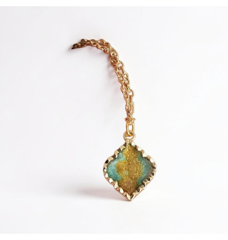 Pendentif  en résine pailletée turquoise et feu – Médaillon carré .