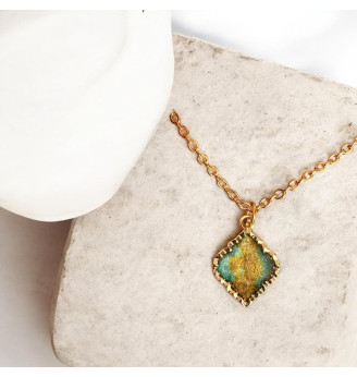 Pendentif  en résine pailletée turquoise et feu – Médaillon carré .