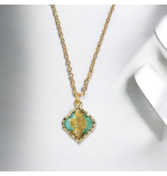 Pendentif  en résine pailletée turquoise et feu – Médaillon carré .